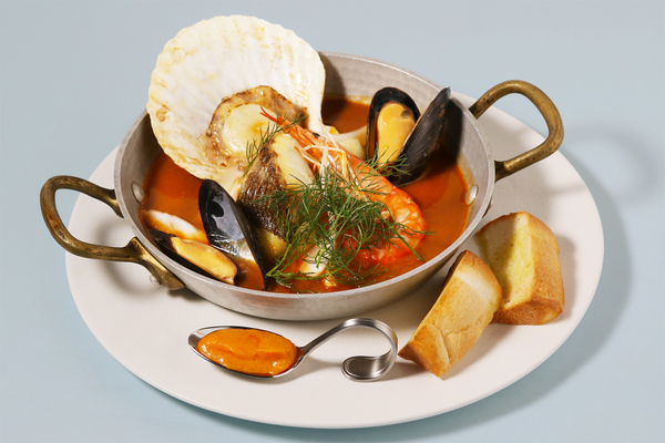 「オランジュリー美術館 オルセー美術館 コレクションより ルノワール×セザンヌ―モダンを拓いた2人の巨匠」展とのコラボメニュー「魚介のブイヤベース　ルイユ添え」