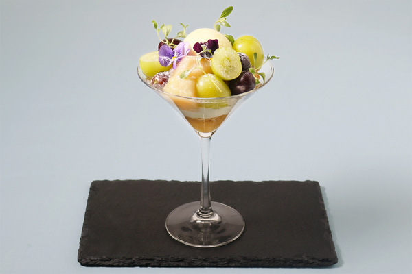 「オランジュリー美術館 オルセー美術館 コレクションより ルノワール×セザンヌ―モダンを拓いた2人の巨匠」展とのコラボメニュー「桃とぶどうのパルフェ」