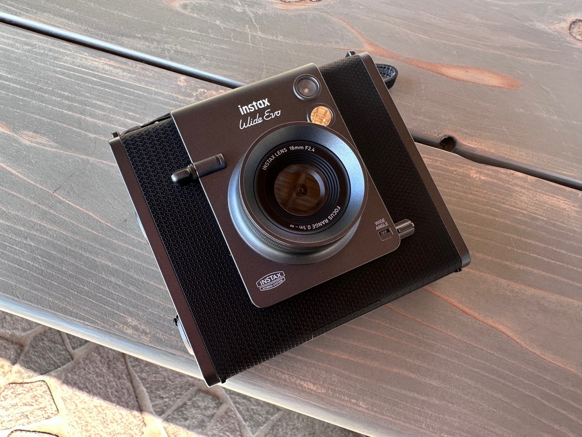 ハイブリッドインスタントカメラ「instax WIDE Evo」実機レビュー