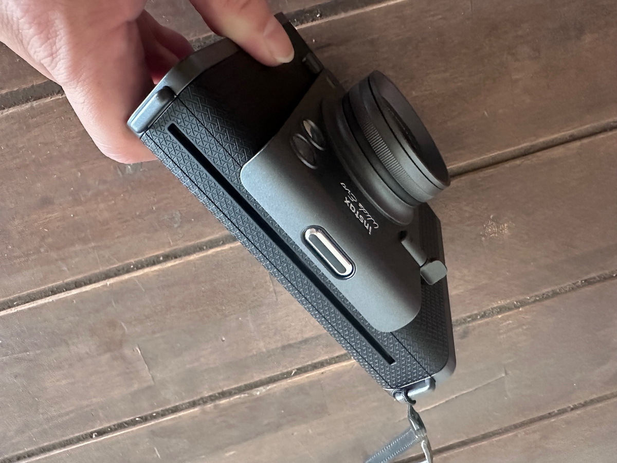 ハイブリッドインスタントカメラ「instax WIDE Evo」実機レビュー