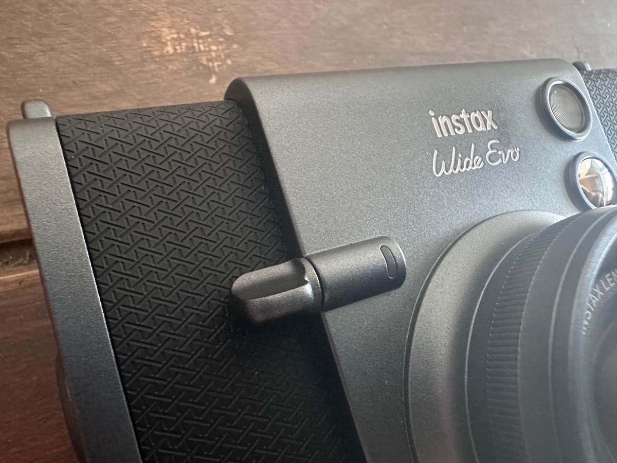 ハイブリッドインスタントカメラ「instax WIDE Evo」実機レビュー