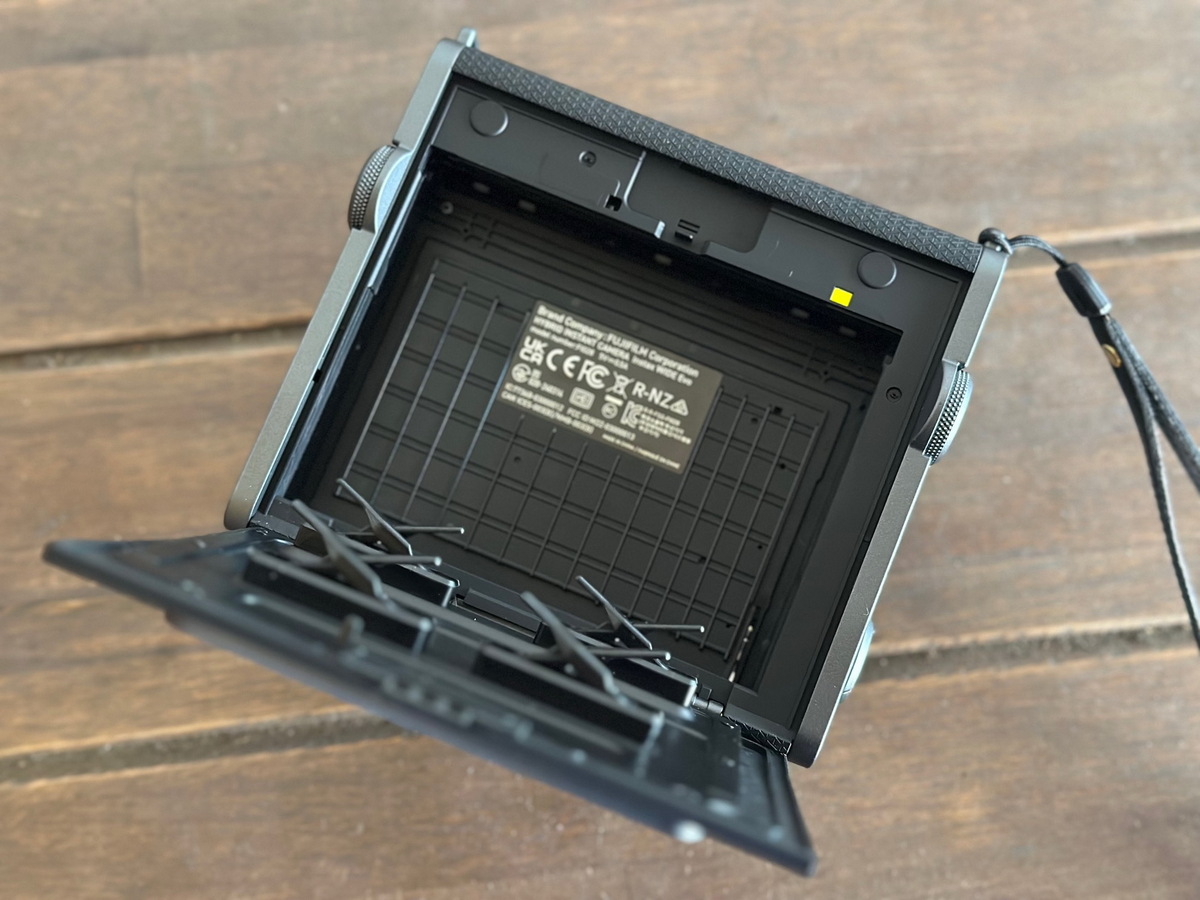 ハイブリッドインスタントカメラ「instax WIDE Evo」実機レビュー