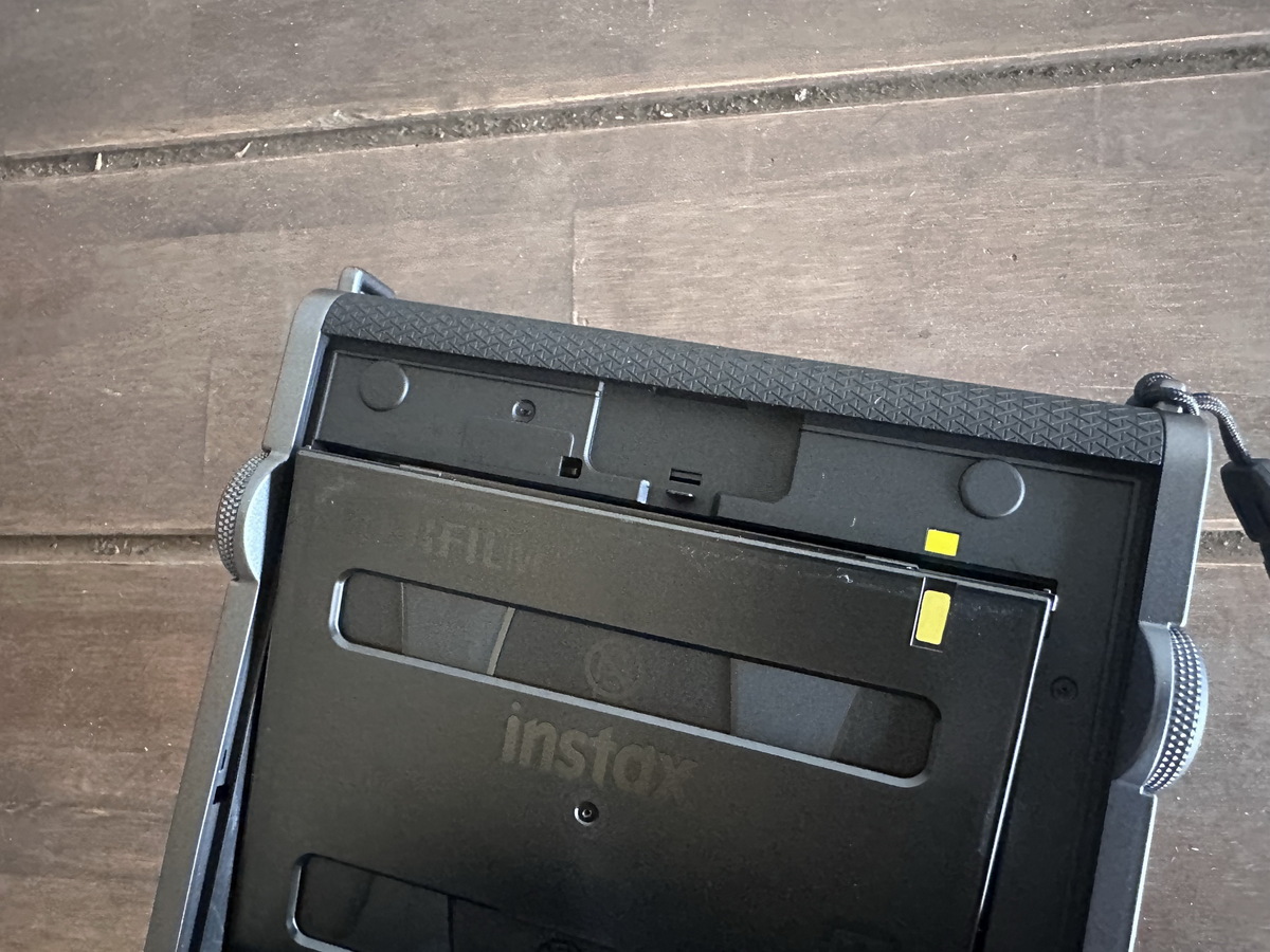 ハイブリッドインスタントカメラ「instax WIDE Evo」実機レビュー