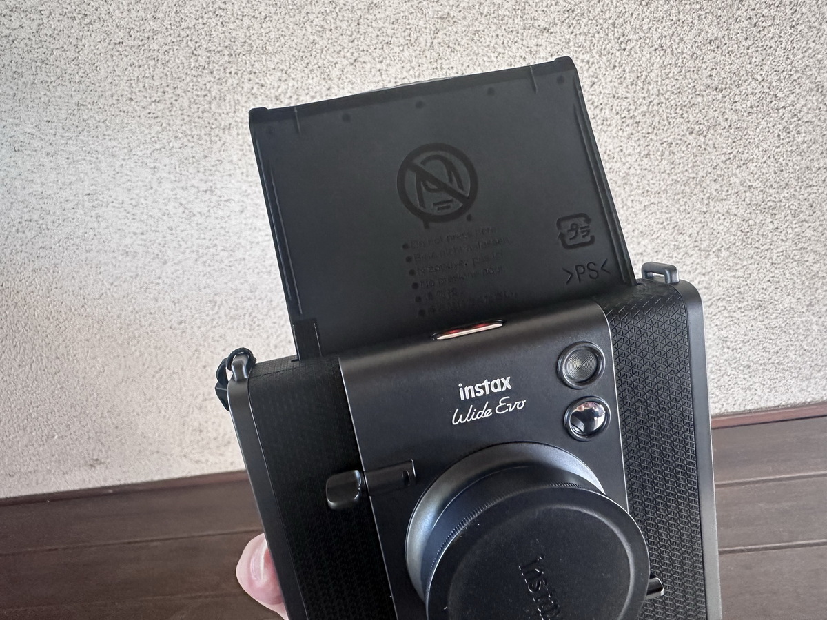ハイブリッドインスタントカメラ「instax WIDE Evo」実機レビュー