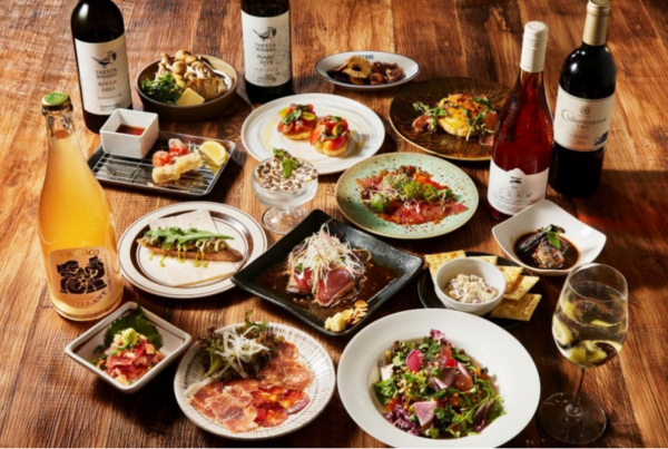 「丸の内 日本ワインweeks 2025」丸の内のお店で楽しめる日本ワインと料理のイメージ
