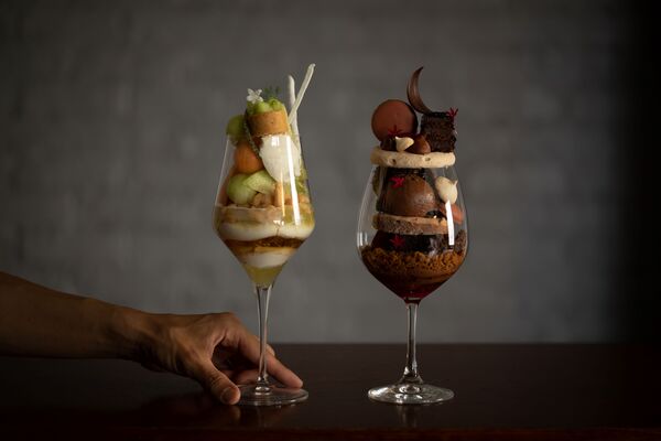 「ブルディガラ マルノウチ ザ ラウンジ」のパフェ2種