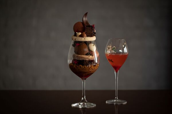 「ブルディガラ マルノウチ ザ ラウンジ」の黒パフェ