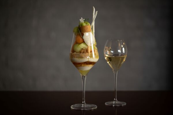 「ブルディガラ マルノウチ ザ ラウンジ」の白パフェ