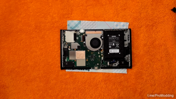 分解されたSwitch 2の基盤