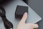 手のひらサイズにUSB Type-CとType-Aを搭載！ GaN採用で100W出力のパワフルAC充電器