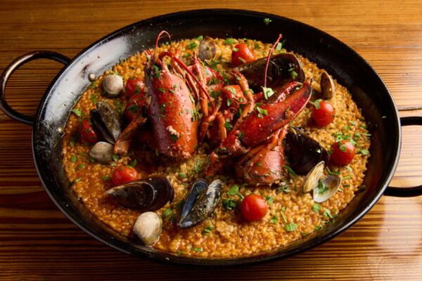 オマール海老と完熟トマトのパエリア