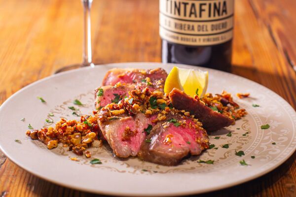 スペイン産イベリコ豚の肩ロースを添え