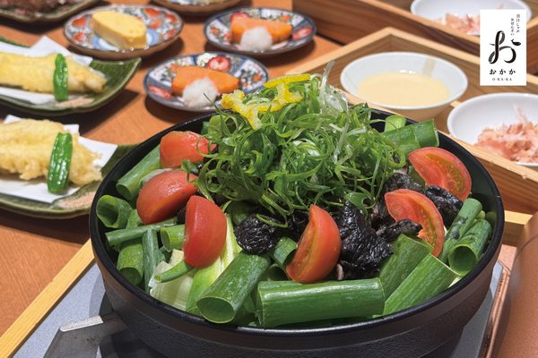 「出汁しゃぶおばんざい おかか」の『九条ねぎたっぷり和牛もつ黒焼き』