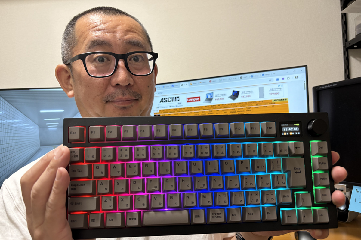 ASCII.jp：液晶＆ノブ付75％無線メカニカルキーボードの静音クセあり