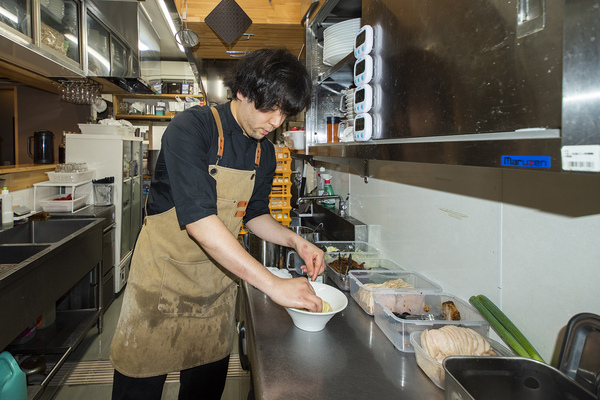 店主の山嵜駿佑さん