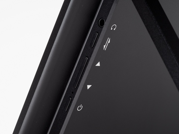 未体験の超没入感!23.8型2枚で1920×2160ドットのモバイルディスプレー、100HzでUSB給電も