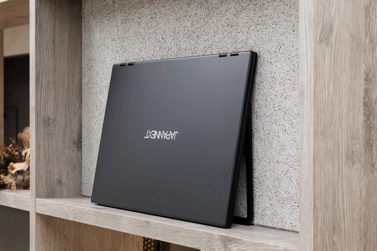 未体験の超没入感!23.8型2枚で1920×2160ドットのモバイルディスプレー、100HzでUSB給電も