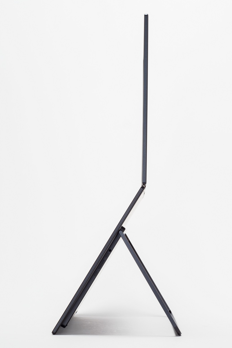 未体験の超没入感！23.8型2枚で1920×2160ドットのモバイルディスプレー、100HzでUSB給電も