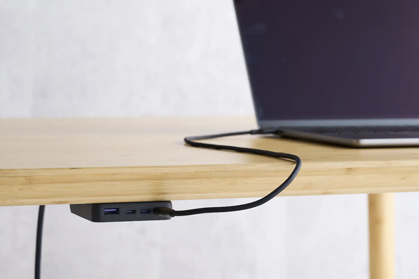 デスクの天板下に固定することも可能