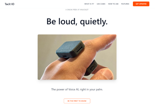 指に掛けて使うマイク「Knucklet」発表　手元のスマホと連携してAIとシームレスに対話