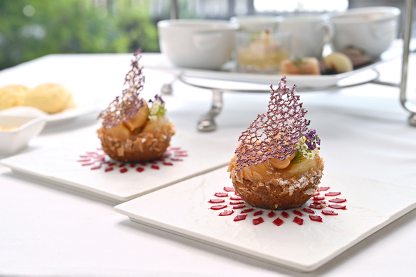 桃のポンポネット　キャラメルアイス添え