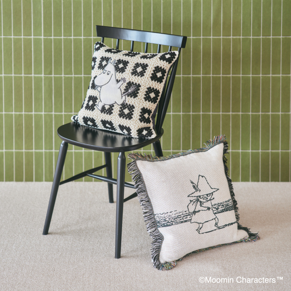 ムーミン谷の仲間たちをデザインしたクッションカバー