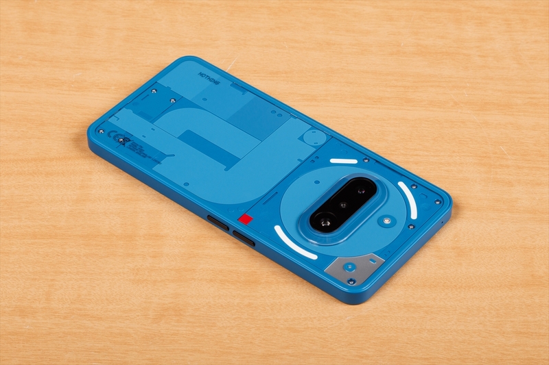 価格だけ見て買っても十分過ぎる性能 背面の透明パネルとLEDストラップ