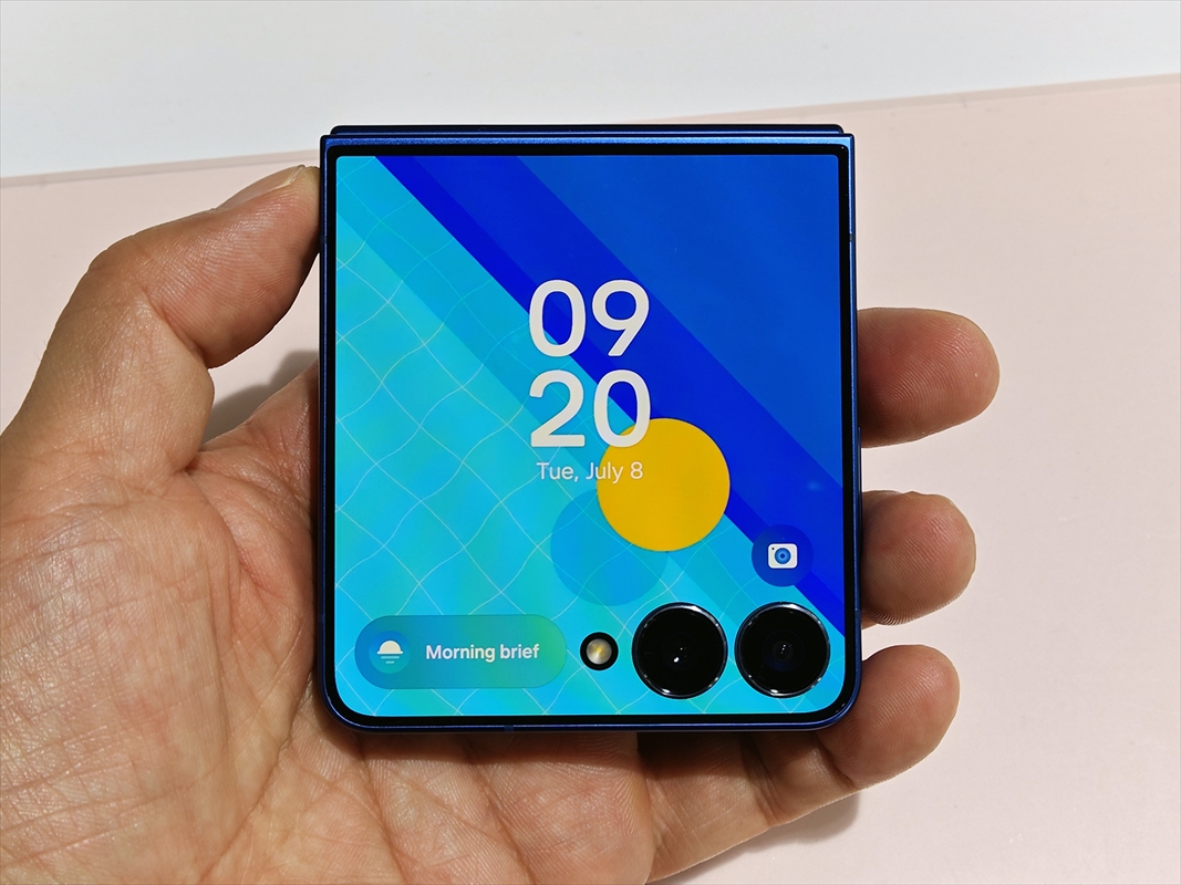 縦折スマホ「Galaxy Z Flip7」はアウトディスプレーが4.1型に、さらに薄くなった!