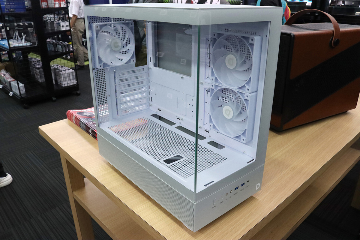 ASCII.jp：選ぶのが楽しい全5色展開！ 白/黒パーツどっちもいける