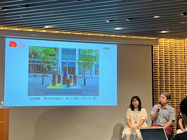 作品について話す山本さん
