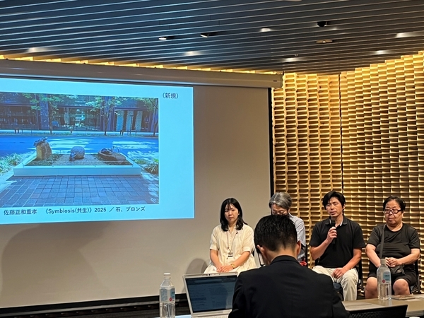 作品について話す佐藤さん