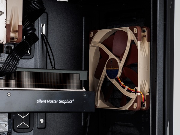 超静音なRTX 5070搭載グラボのゲーミングPC、ベンチマーク中でもわずか約34.5dB