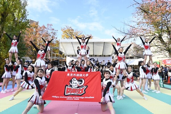 「東京サンケイビル 夏まつり２０２５」の「東京外国語大学 チアリーディング部RAMS特別演技」