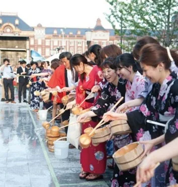 「丸の内夏祭り」の打ち水