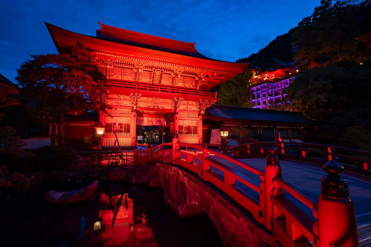 ASCII.jp：「ナイトウォーク 狐の嫁入り 2025」佐賀県の祐徳稲荷神社で