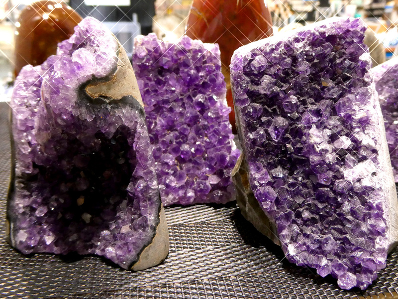 肌で感じる石のパワー！ 天然石からあの恐竜の化石まで「世界の鉱物