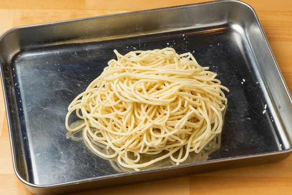 タピオカ粉も配合した自家製中太ストレート麺