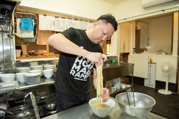店主の鴨志田裕太さん