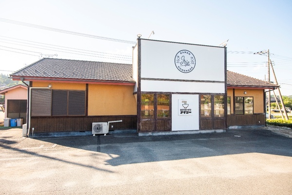 大きな白い看板が目印。店内はカフェのようにオシャレ