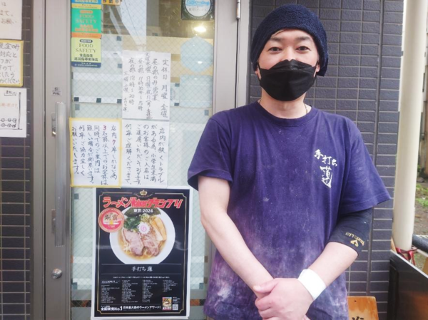 『手打ち 蓮』店主の林宏樹さん。粉だらけになりながら麺を打ち終わった姿が清々しい