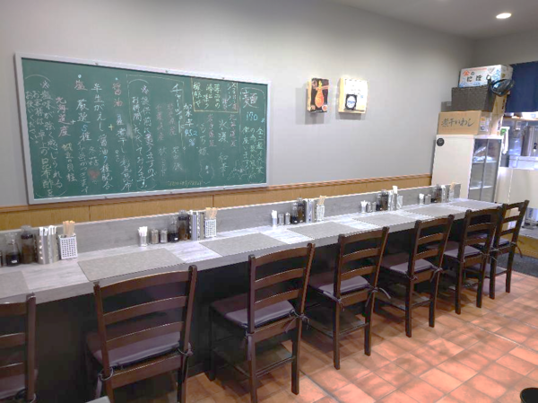 カウンター7席。後ろに製麺室があり、時々麺を打つ音が心地よい
