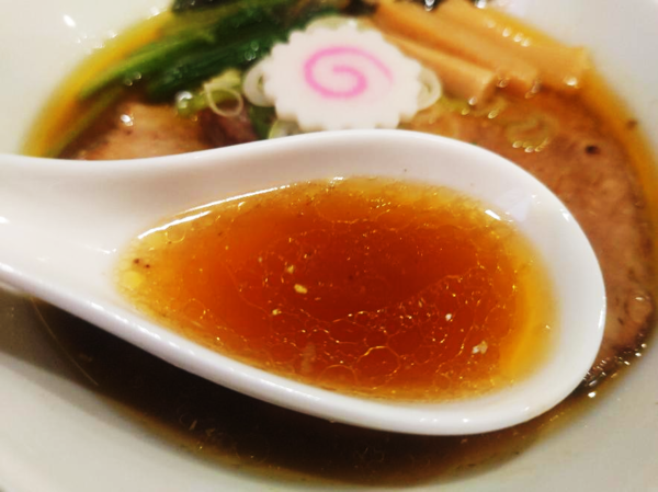 出汁に合わせたカエシの醤油が効いてインパクトある味わい