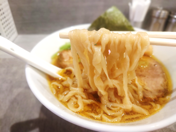 不揃いに縮れた麺は、啜ると縦横無尽に跳ねてピロピロ食感