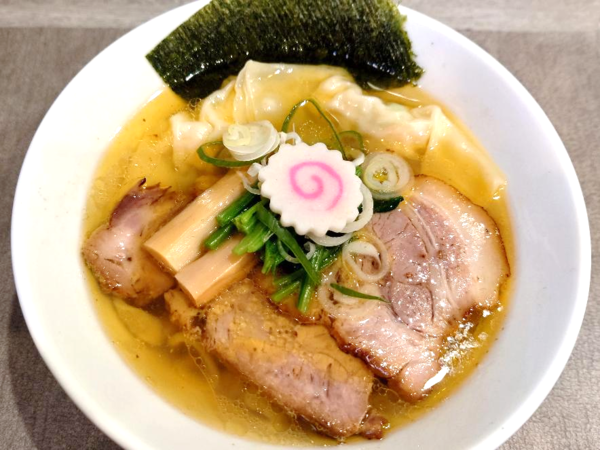 昼は6食、夜は4食の「しお海老わんたん麺」1180円。朝一で並んでゲット♪