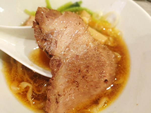 チャーシューは、岩手県産・岩中豚と千葉県産・林SPFを使用。ギリギリまで火入れし、ホロホロ食感