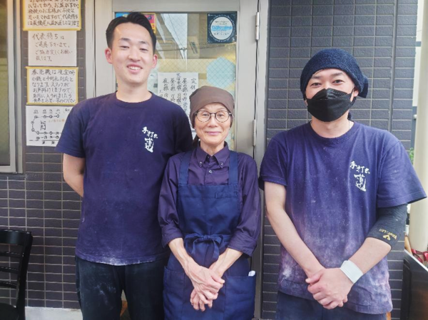 林店主のお母様(中)、独立予定の小野寺くん(左)。一番大事にしているホスピタリティを全員で共有