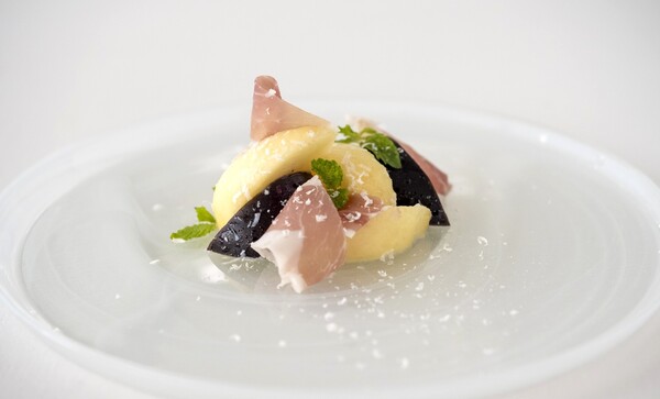 「ミクニ マルノウチ」で楽しめる桃メニュー