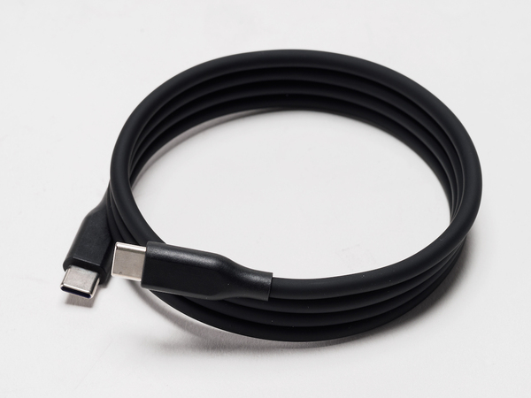 ストレスフリー！ケーブルが絡まないマグネットUSBケーブル