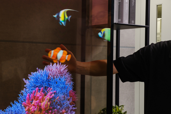 ASCII.jp：想像以上にスケスケ 世界初の4K透過型テレビが予約