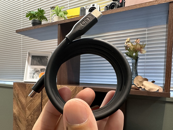 ストレスフリー！ケーブルが絡まないマグネットUSBケーブル